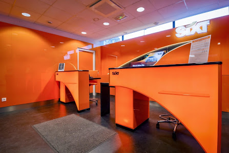 Sixt Autonoleggio e furgoni Roma Fiumicino Aeroporto thumb 2